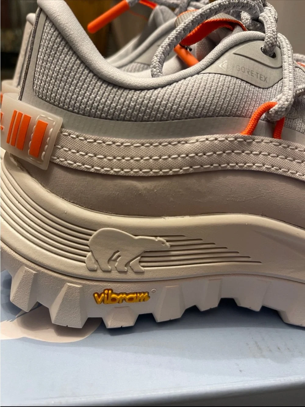 NWB Sorel women’s callsign horizon low GTX round toe white&orange sneaker size11